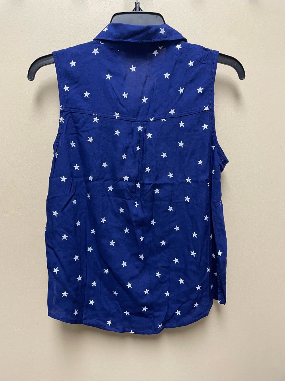 Sleeveless Button Tank Top With Star Pattern - Picture 3 of 3
